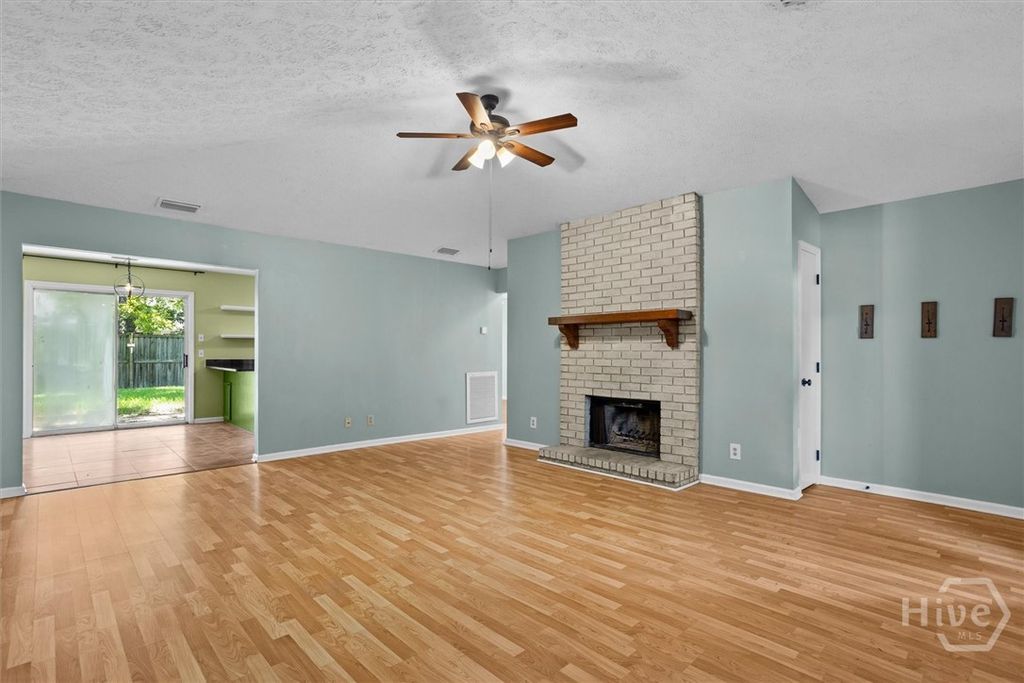 Image 3 of property listing at 27 Jack Snipe Court E, Richmond Hill, GA 31324