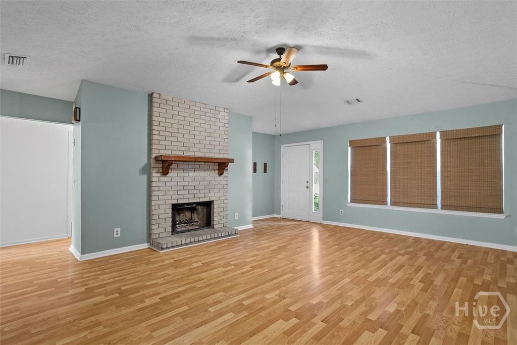 Image 4 of property listing at 27 Jack Snipe Court E, Richmond Hill, GA 31324