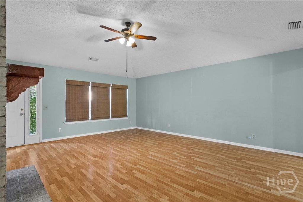 Image 6 of property listing at 27 Jack Snipe Court E, Richmond Hill, GA 31324