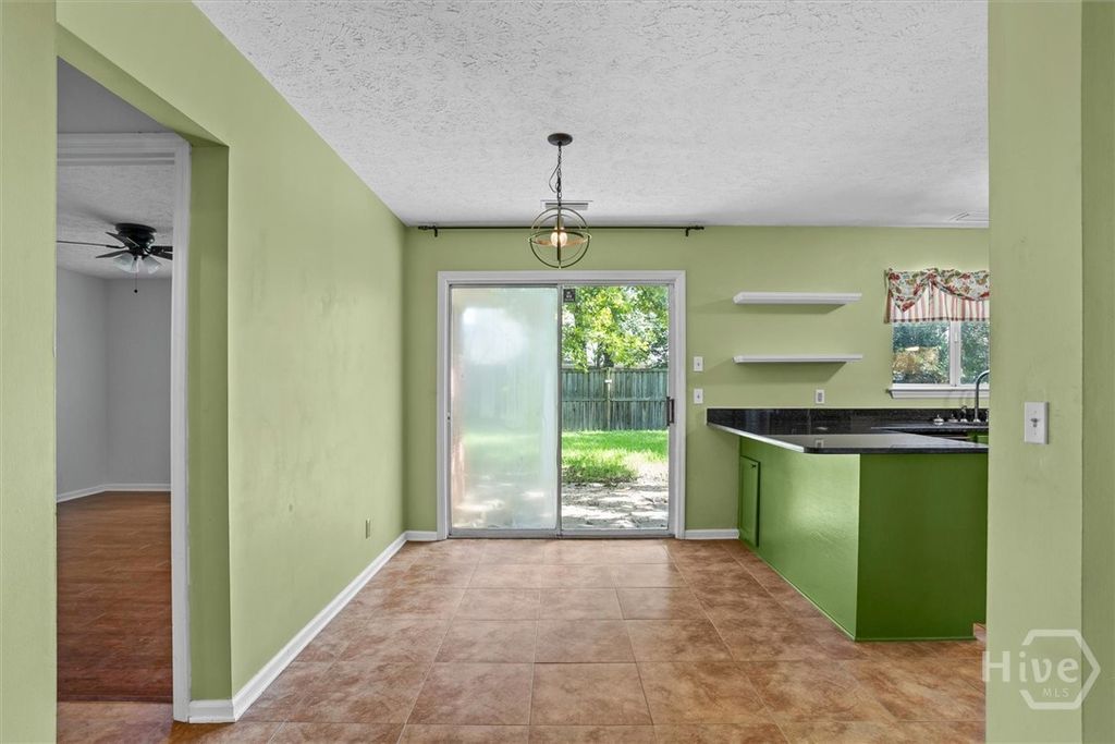 Image 7 of property listing at 27 Jack Snipe Court E, Richmond Hill, GA 31324