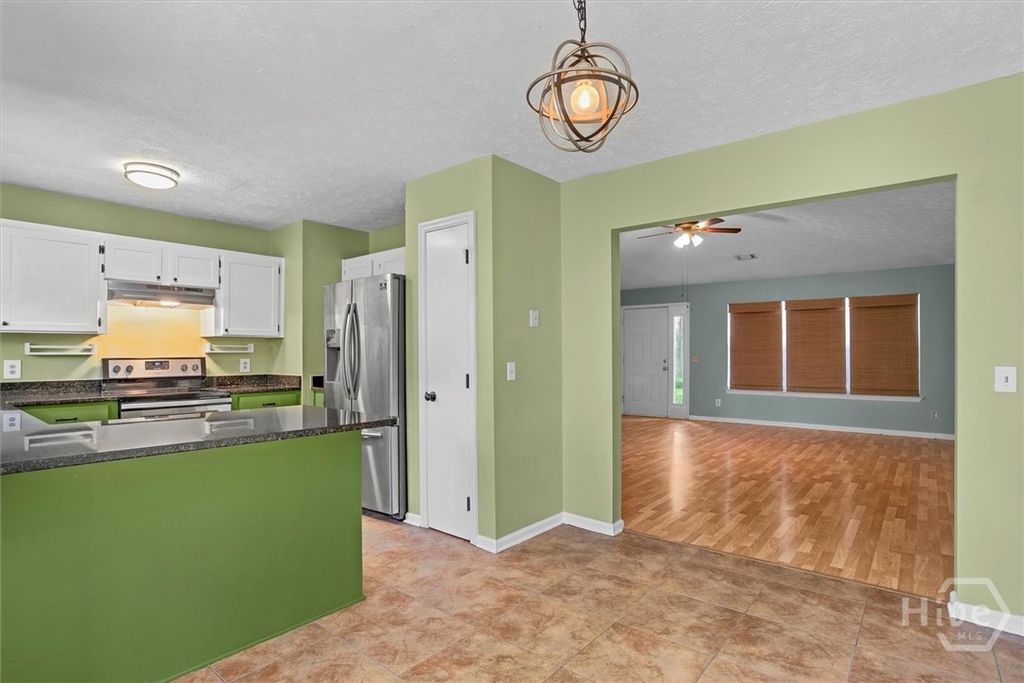 Image 8 of property listing at 27 Jack Snipe Court E, Richmond Hill, GA 31324