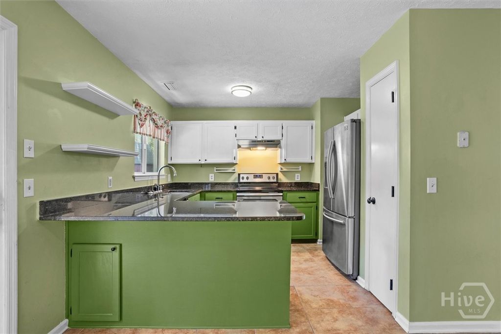 Image 9 of property listing at 27 Jack Snipe Court E, Richmond Hill, GA 31324