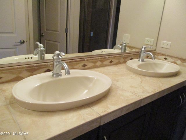 2010 E River Rd Unit 205, Tucson, AZ 85718