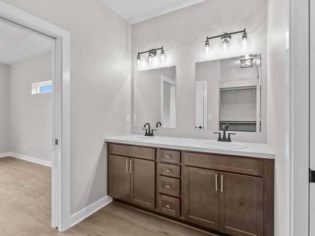 1339 Wolf RUN, Manitowoc, WI 54220