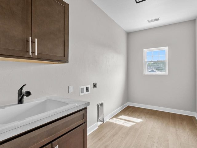 1339 Wolf RUN, Manitowoc, WI 54220