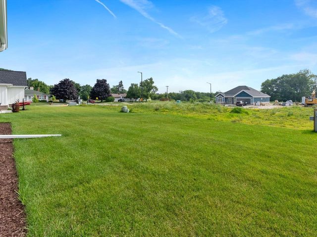 1339 Wolf RUN, Manitowoc, WI 54220