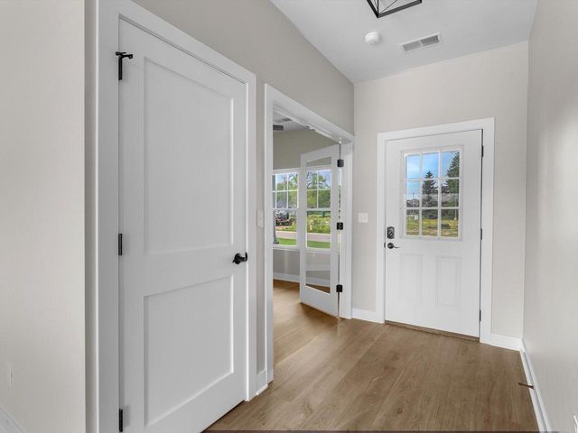 1339 Wolf RUN, Manitowoc, WI 54220