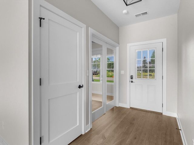 1339 Wolf RUN, Manitowoc, WI 54220