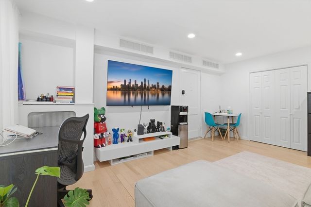 1584 Beacon St A, Brookline, MA 02446