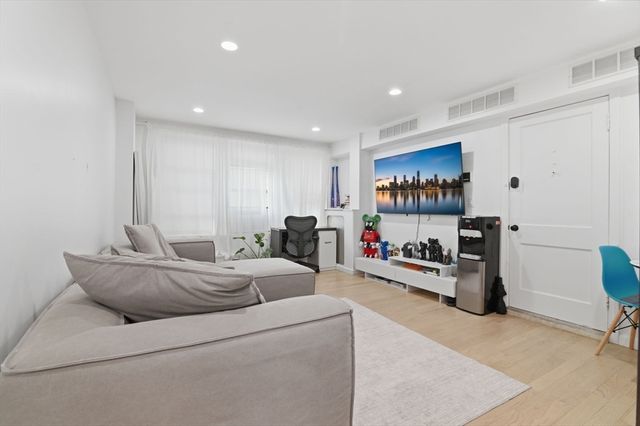 1584 Beacon St A, Brookline, MA 02446