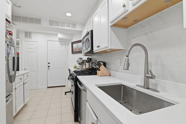 1584 Beacon St A, Brookline, MA 02446