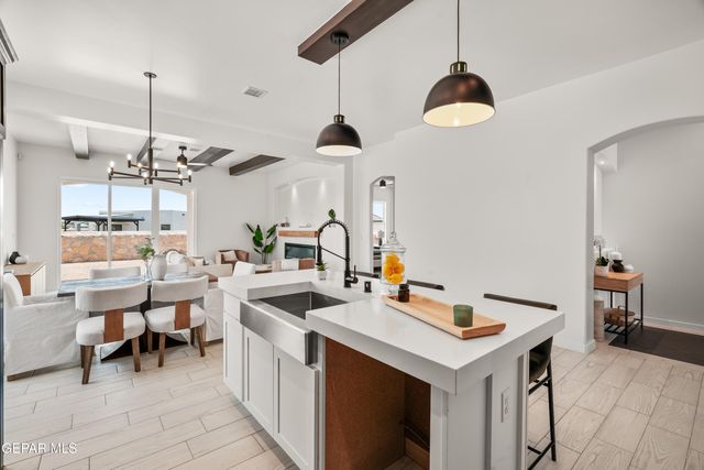 652 Paseo De La Reina Street, Horizon City, TX 79928