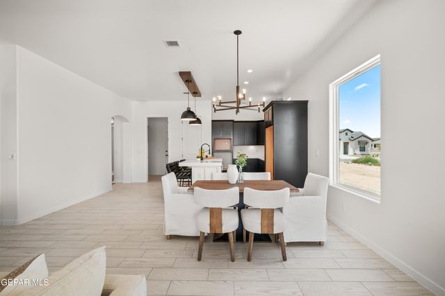 652 Paseo De La Reina Street, Horizon City, TX 79928