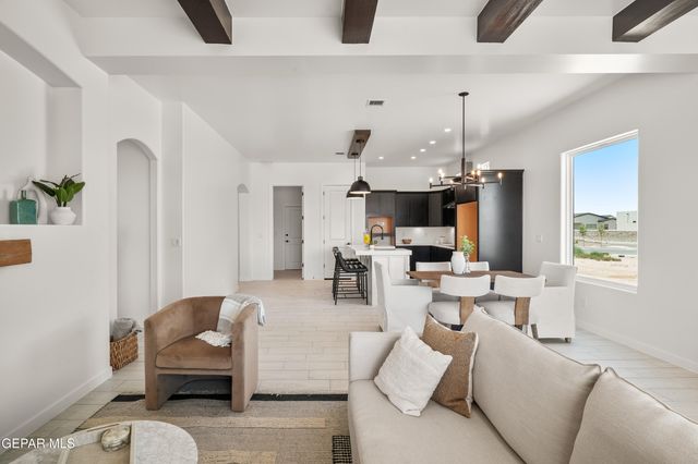 652 Paseo De La Reina Street, Horizon City, TX 79928