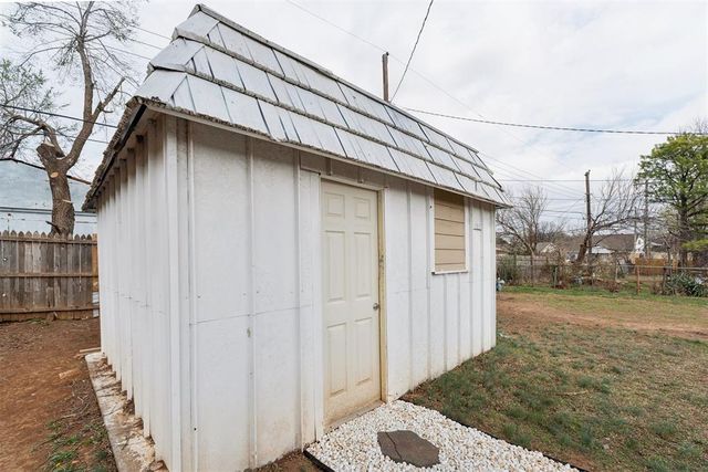 1449 N Norman Avenue, Moore, OK 73160