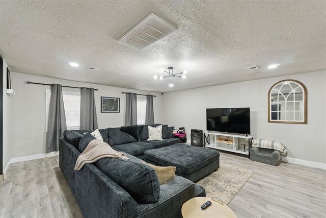 1449 N Norman Avenue, Moore, OK 73160