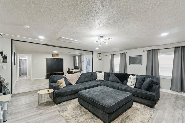 1449 N Norman Avenue, Moore, OK 73160