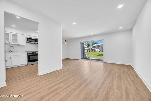 86 Holly Drive, Eatontown, NJ 07724
