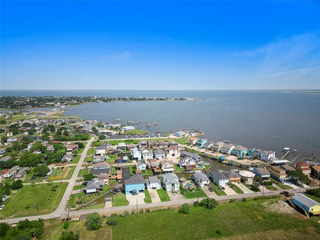 2360 Avenue L, San Leon, TX 77539