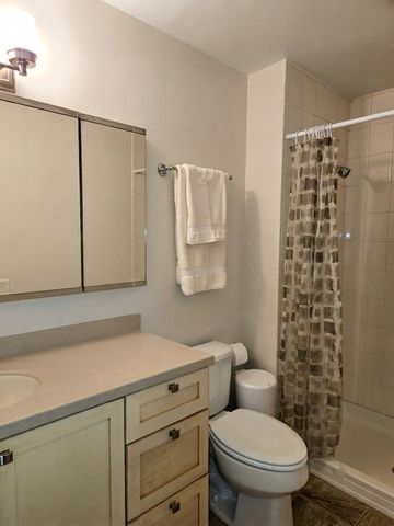 5733 N SHERIDAN Road 6C, Chicago, IL 60660