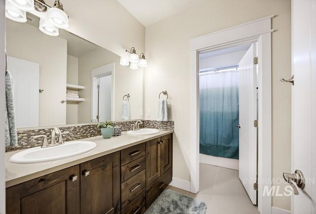 2603 N Hearthglow Ave, Eagle, ID 83616