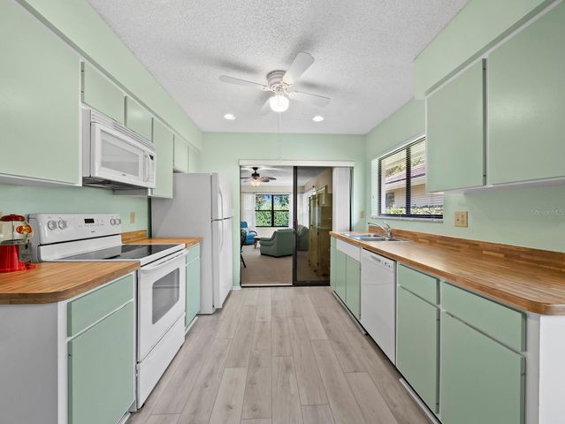 4133 CARRIAGE DRIVE 18, Sarasota, FL 34241