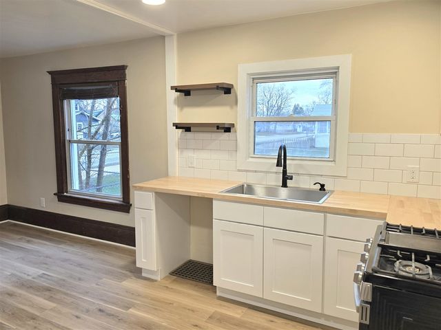 406 E Mcdevitt Avenue, Jackson, MI 49203