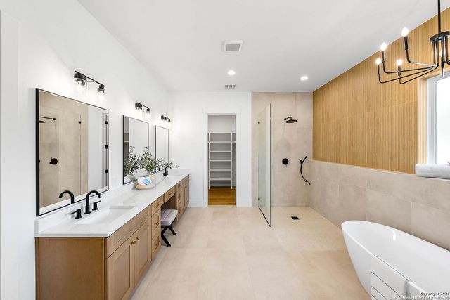 456 Rio Azul Dr, Pipe Creek, TX 78063