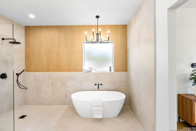 456 Rio Azul Dr, Pipe Creek, TX 78063