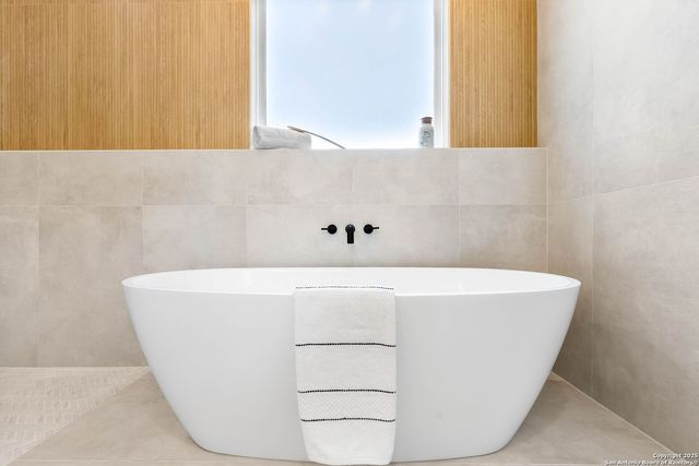 456 Rio Azul Dr, Pipe Creek, TX 78063