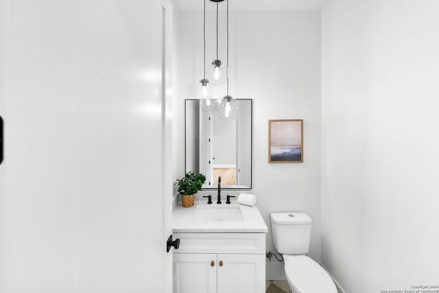 456 Rio Azul Dr, Pipe Creek, TX 78063