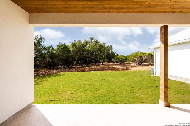 456 Rio Azul Dr, Pipe Creek, TX 78063