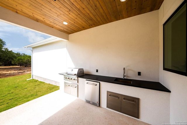 456 Rio Azul Dr, Pipe Creek, TX 78063