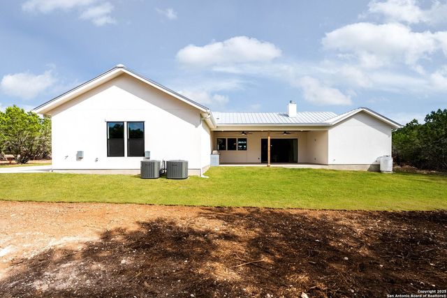 456 Rio Azul Dr, Pipe Creek, TX 78063