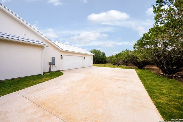 456 Rio Azul Dr, Pipe Creek, TX 78063