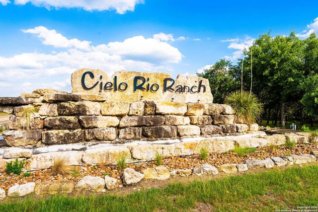 456 Rio Azul Dr, Pipe Creek, TX 78063