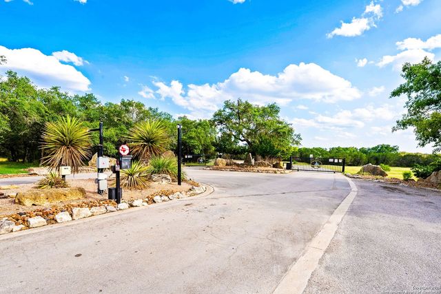 456 Rio Azul Dr, Pipe Creek, TX 78063