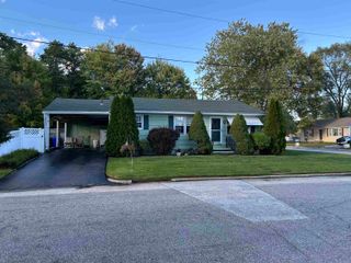 5 Pinedale Street, Manchester, NH 03102