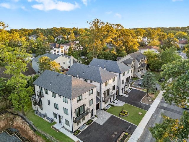 27 Ellish Parkway 103, Spring Valley, NY 10977
