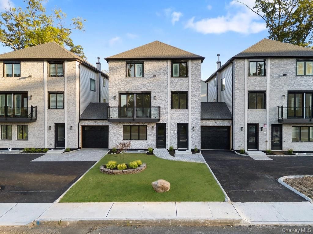 27 Ellish Parkway 103, Spring Valley, NY 10977