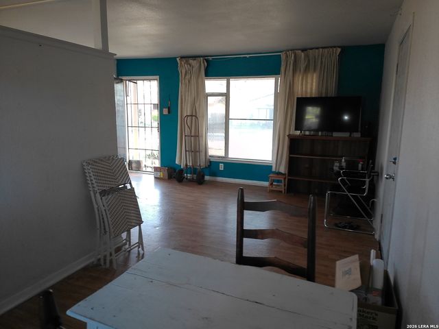 527 E dickson, San Antonio, TX 78214