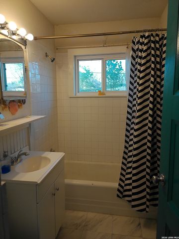 527 E dickson, San Antonio, TX 78214