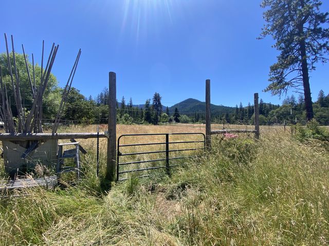 2860 E Fork Road, Williams, OR 97544