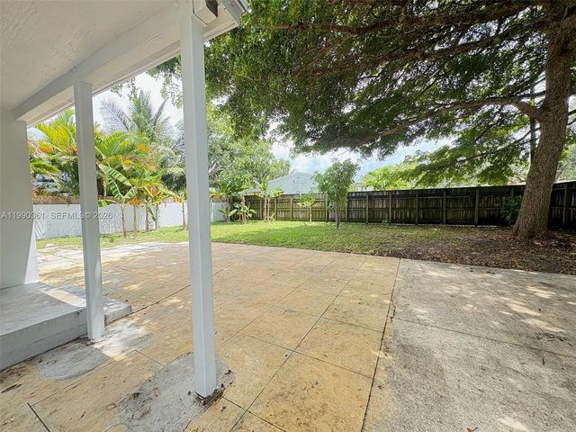 655 SW 6th St, Hallandale Beach, FL 33009