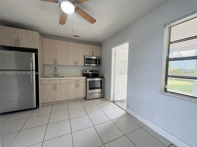 655 SW 6th St, Hallandale Beach, FL 33009