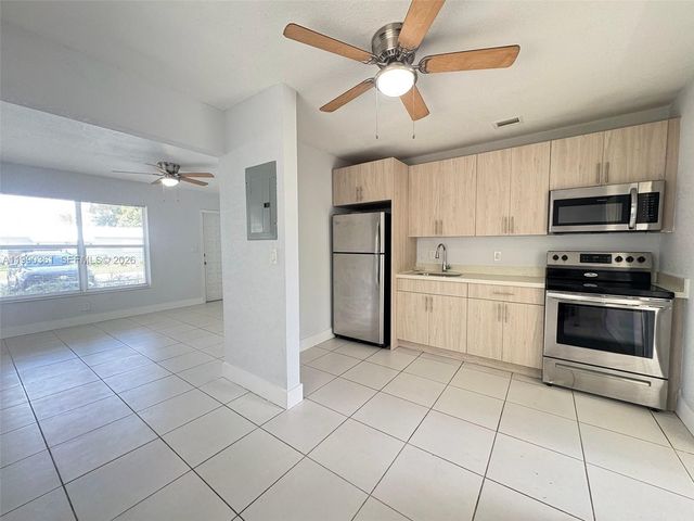 655 SW 6th St, Hallandale Beach, FL 33009
