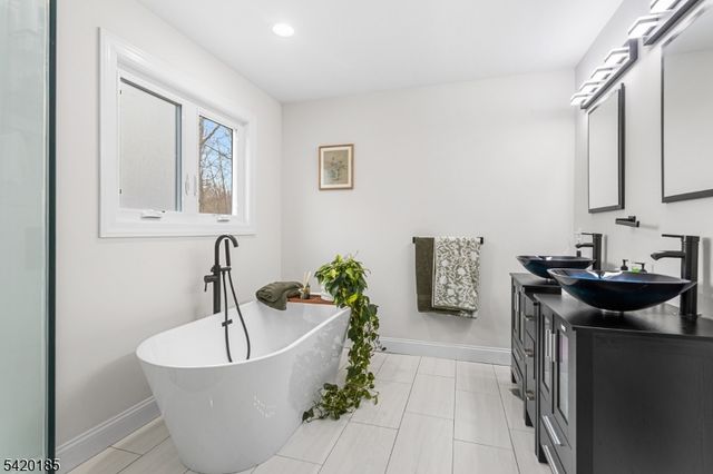 29 Tennis Rd, Jefferson Twp., NJ 07849