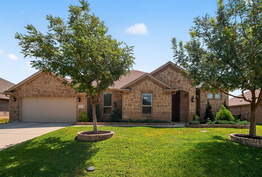 317 Brinkley Drive, Saginaw, TX 76179