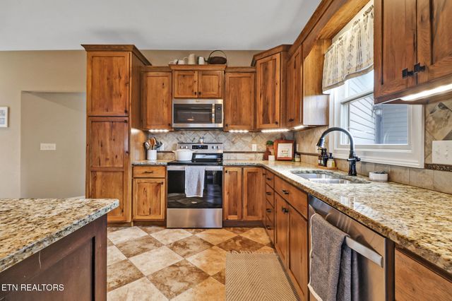 370 Randolph Rd, Crossville, TN 38555