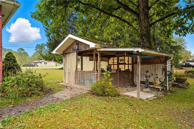 161 W Beechwood Rd, North Beaver Twp, PA 16112